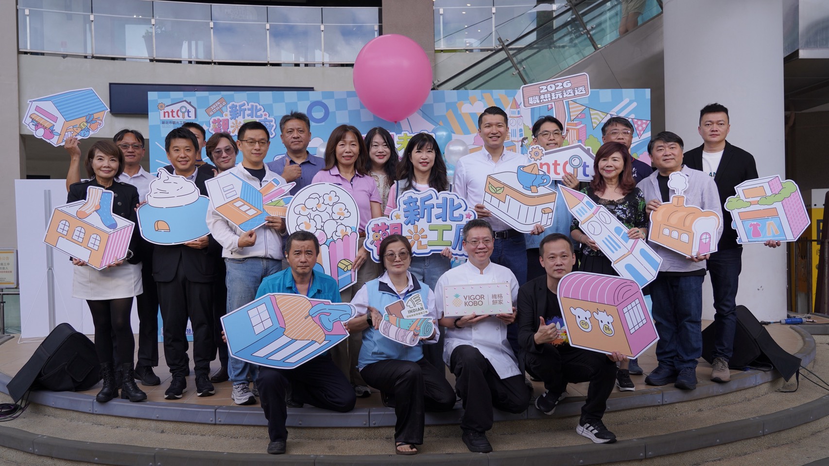 2026新北觀光工廠「職引未來 探索派對」今(5)日在MITSUI OUTLET PARK 林口中央廣場熱鬧登場,集結13間新北觀光工廠及產業文化館,推出「觀光工廠市集」、「DIY手作體驗」、「職涯探索特展區」、「趣味舞台表演」、「消費滿額抽好禮」及「觀光工廠問答小挑戰」六大主題,透過市集、手作、遊戲等多元形式,帶領民眾認識新北在地產業,探索不同職業樣貌,在寓教於樂中開啟職涯想像。