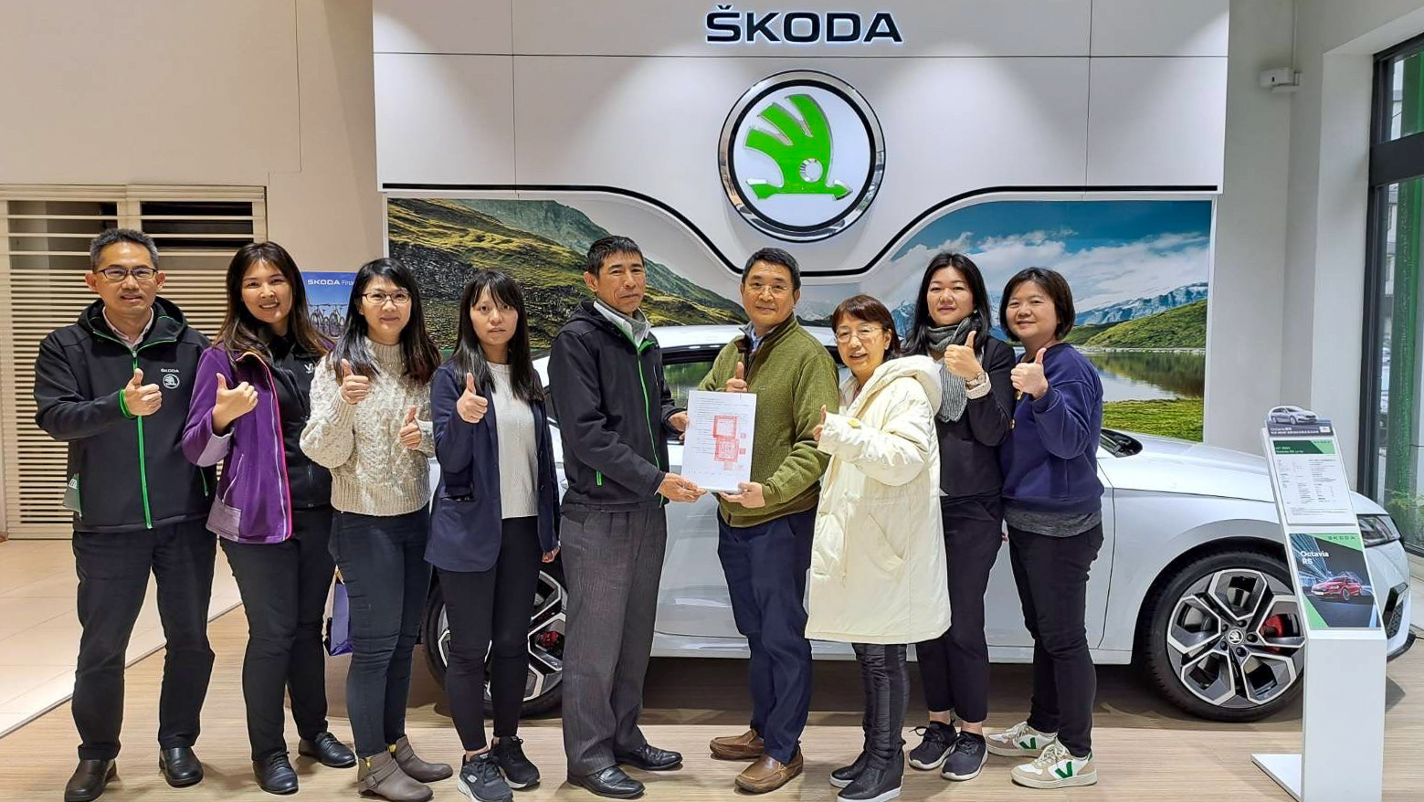 新北經發局與教育部育才平台小組共同見證金元三汽車(SKODA)與黎明技術學院簽署產攜專班合作計畫。