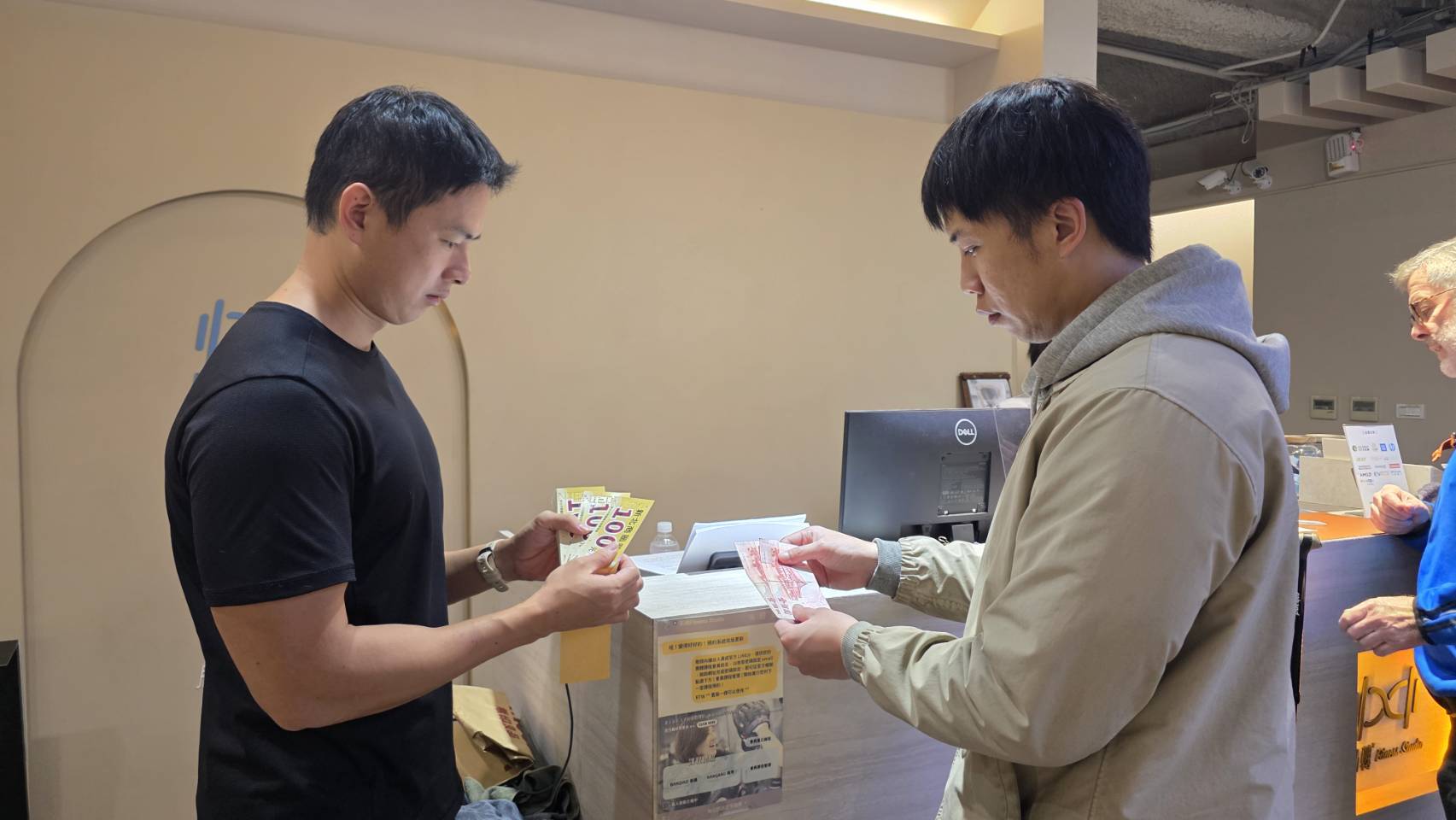 自元旦起，民眾可前往新北市19個特色商圈購買商圈券，透過「100元換200元」的加倍優惠，在元旦及年節假期歡迎來訪各商圈消費，將節慶人潮轉化為滾滾錢潮