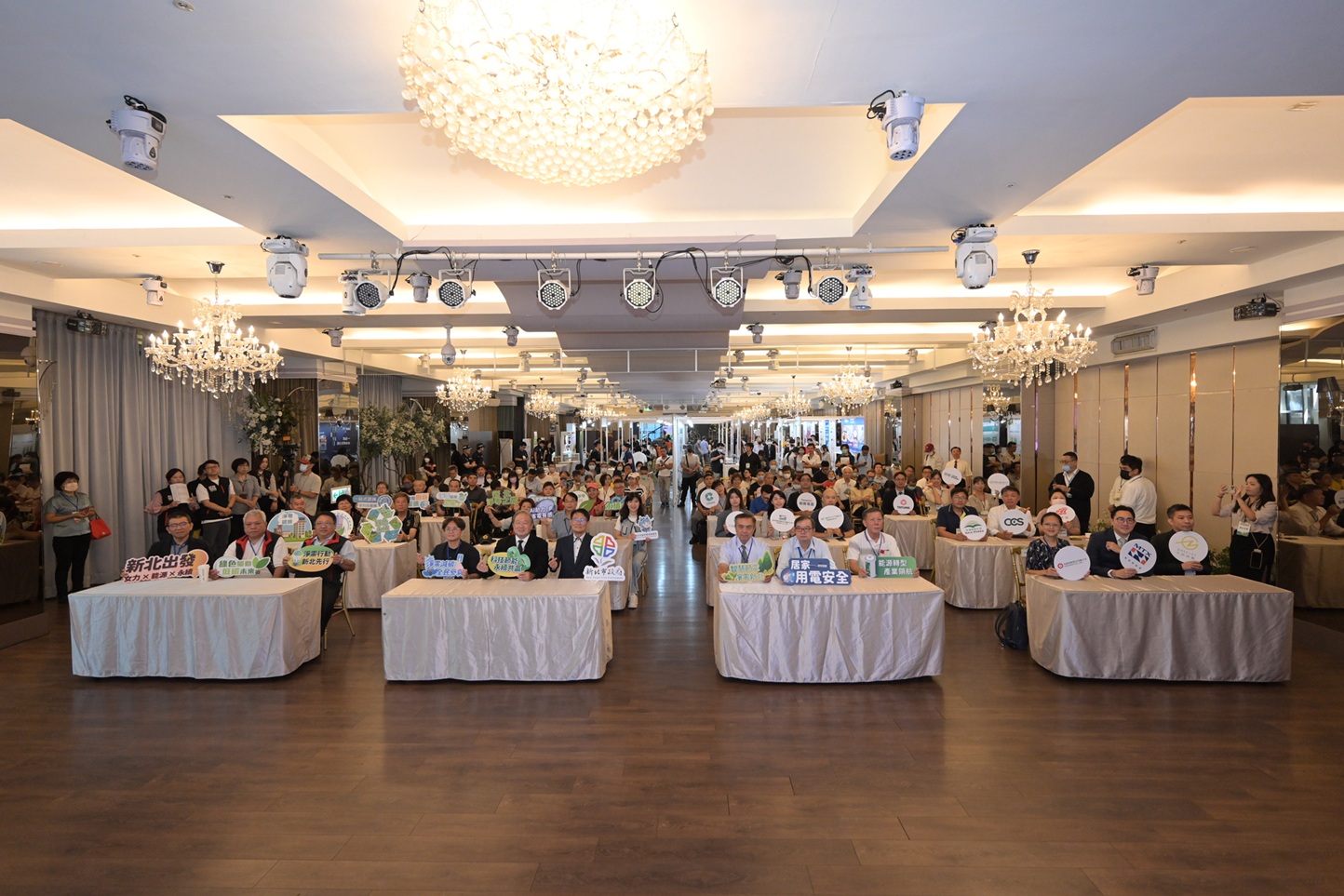 經發局今（15）日於市府1樓彭園會館舉辦「2025新北淨零生活新未來－智能x節電x AI應用媒合會」，吸引超過百名企業代表與市民熱烈參與，現場互動不斷，共創智慧低碳生活新篇章