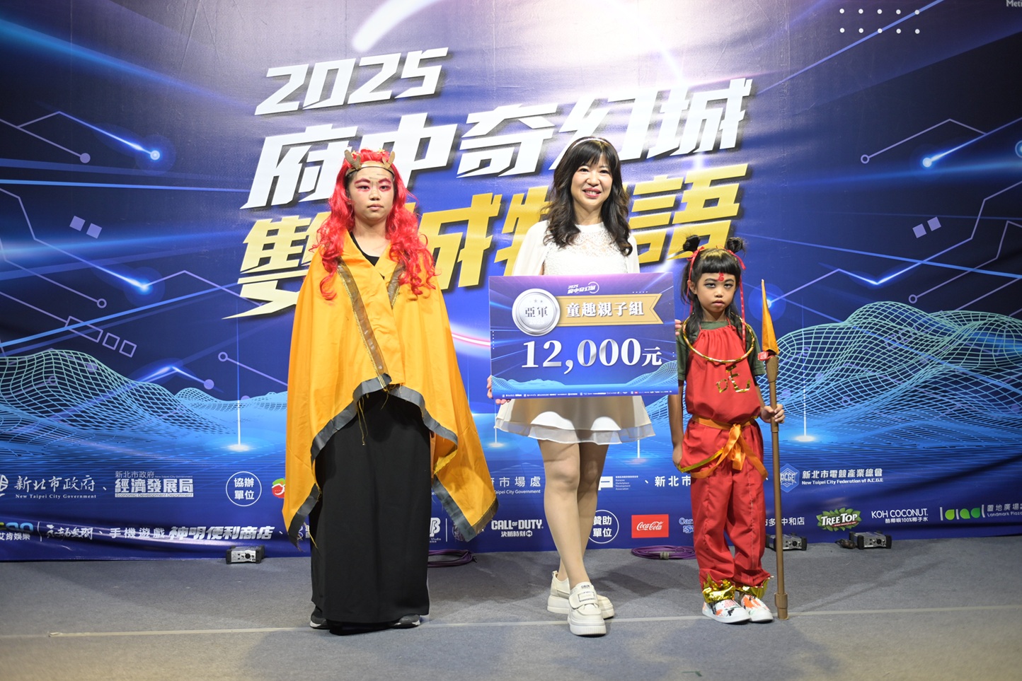 亞軍是來自魔童亂世，扮演成哪吒出航，全手工的精細帆船道具，展現用心