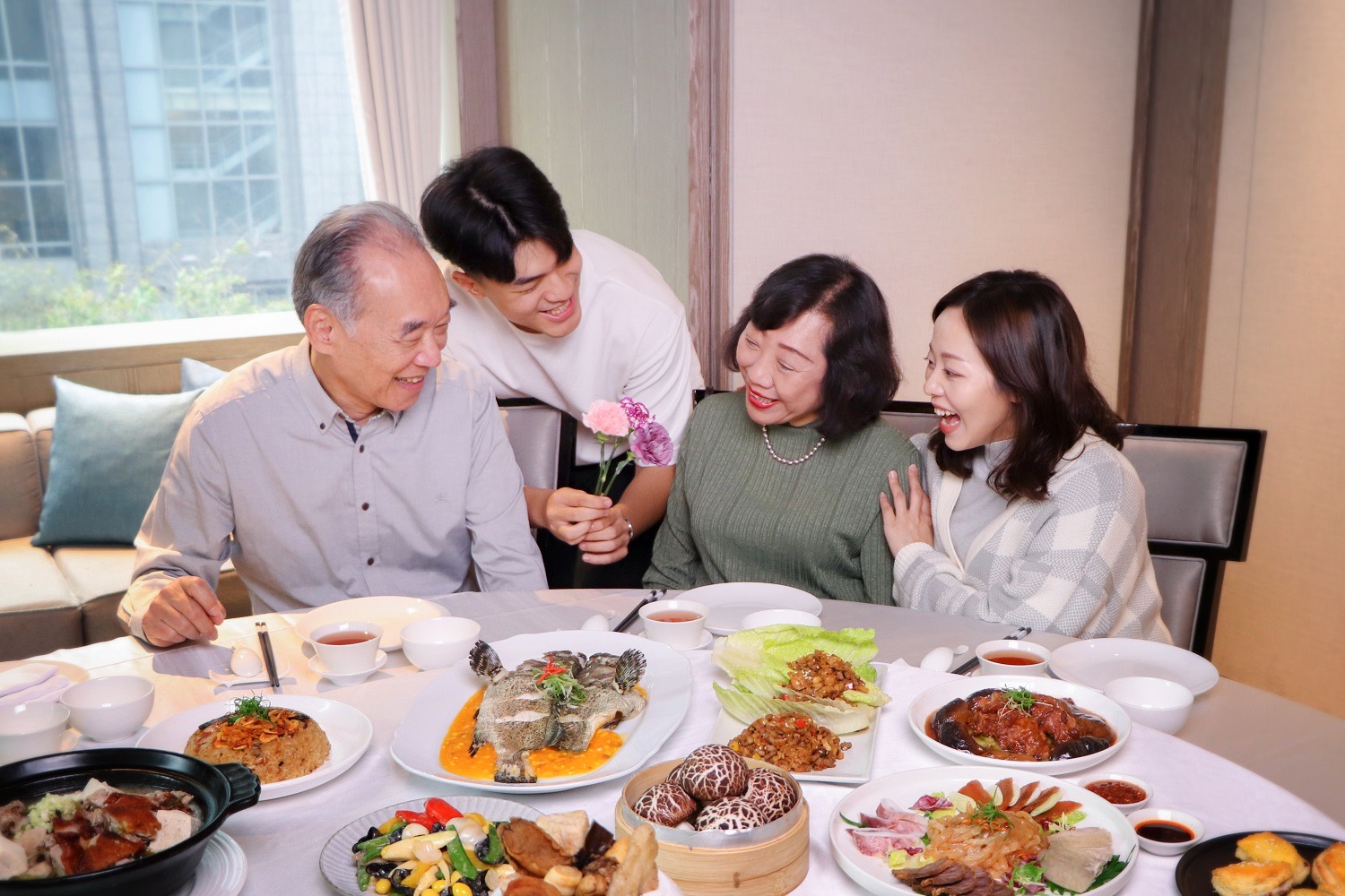板橋凱撒大飯店推出「寵愛媽咪幸福食光」餐飲專案優惠。