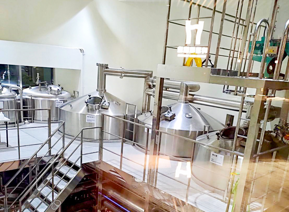 啤酒頭釀造觀光酒廠特別引進頂級德國GEA釀造設備，設備建置強調節能環保，全產線智慧監控。