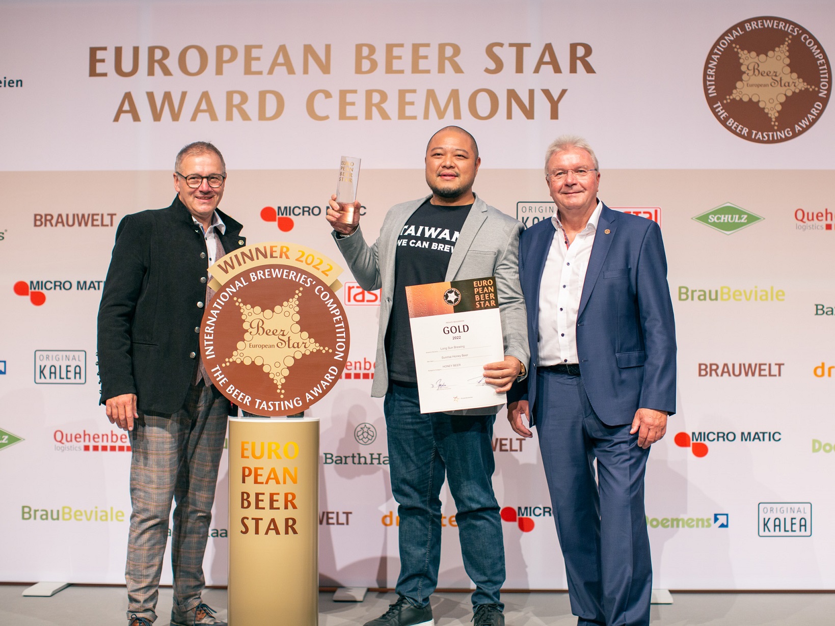 SUNMAI金色三麥「蜂蜜啤酒」在「歐洲啤酒之星」大賽「蜂蜜啤酒」組別獲得金牌。(右2：SUNMAI金色三麥餐飲集團葉冠廷執行長)