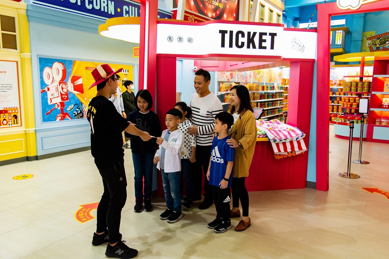 位於八里左岸旁的「卡滋爆米花觀光工廠樂園」，以國民零食爆米花為主題，結合食品製程展示、互動體驗與親子遊憩空間，讓民眾深入了解爆米花從原料選用、製作到包裝的完整過程