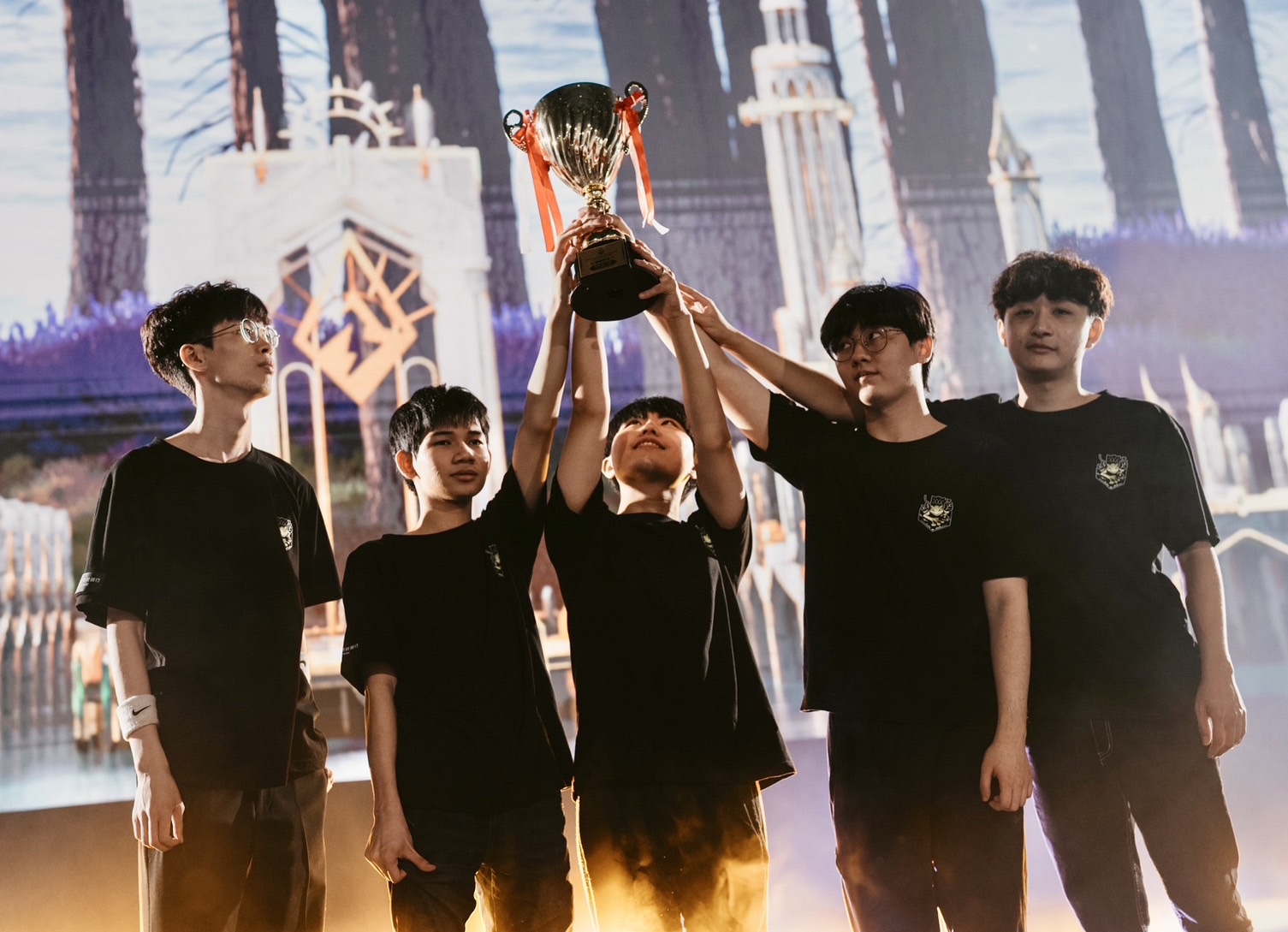 《英雄聯盟》參賽隊伍「乃文大餅舖」歷經2個月的激烈比拚，終於奪得2023亞洲電競公開賽冠軍殊榮。