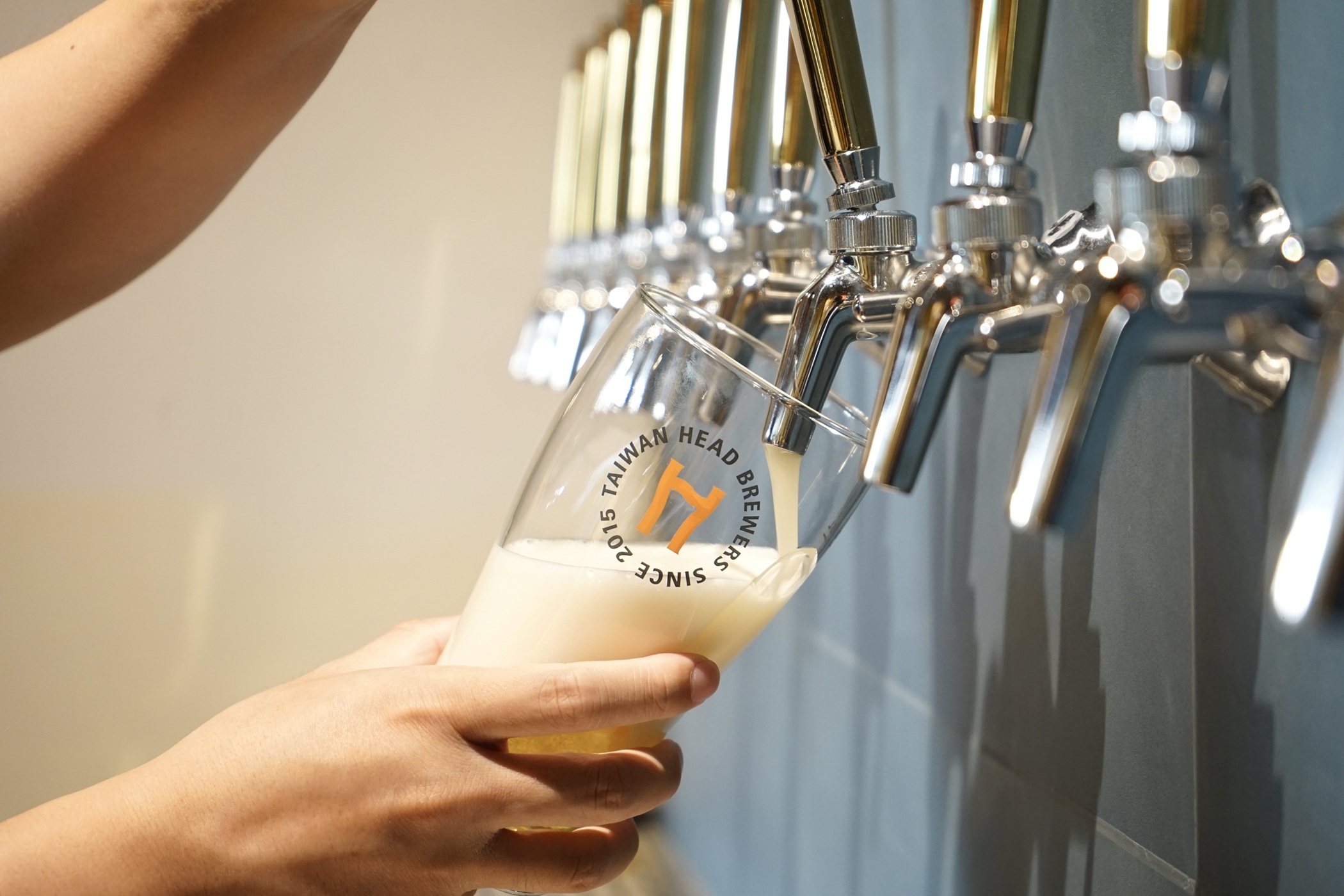 啤酒頭釀造觀光酒廠館內設有酒吧區可以汲飲生啤酒，每逢節慶更推出限定口味或特色禮盒，被年輕族群視為交換禮物或節慶聚會的必備選項。