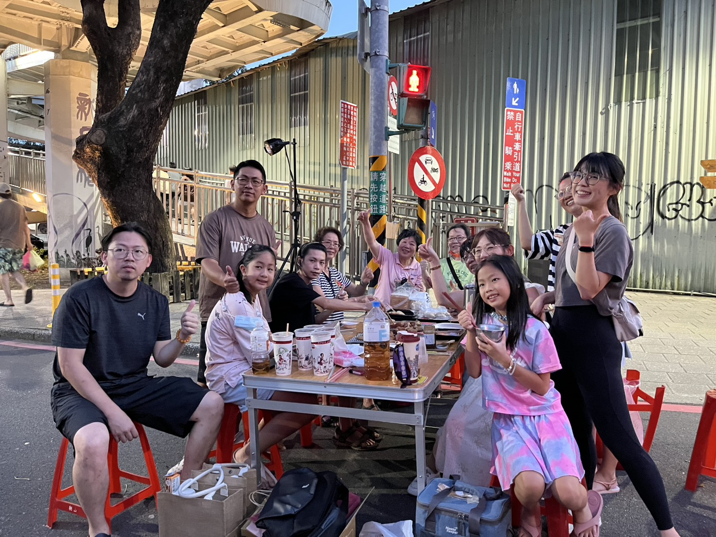 活動現場聚集百人一起烤肉，大家一起提前慶祝中秋，體驗不一樣的新北人情與文化