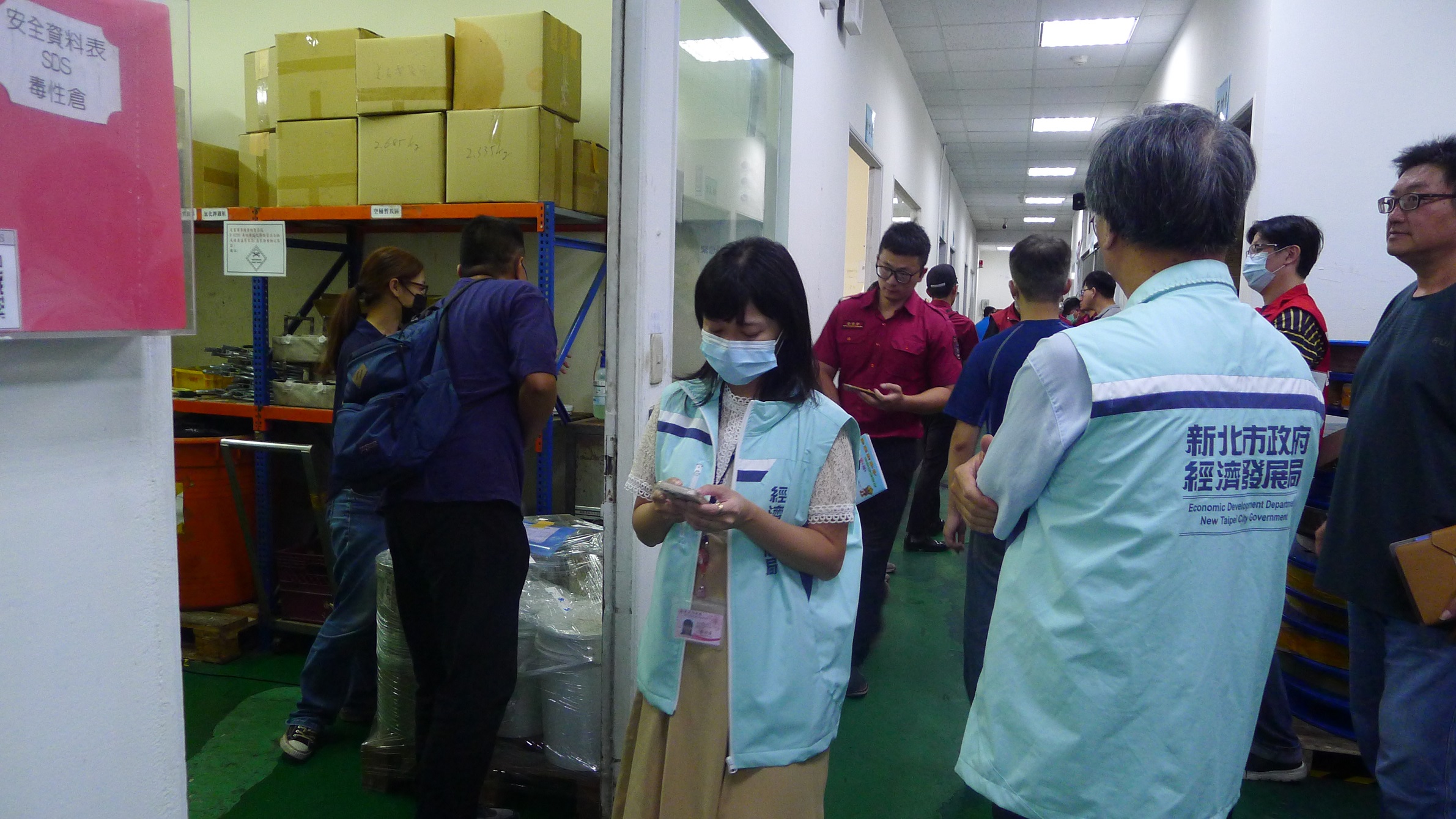 市府每半年聯合各局處辦理工廠危險物品聯合檢查及高風險性工廠聯合檢查，實地檢查輔導業者符合危險物品、勞安、公安、建管及環安規定，預防及降低重大工安事故的衝擊。