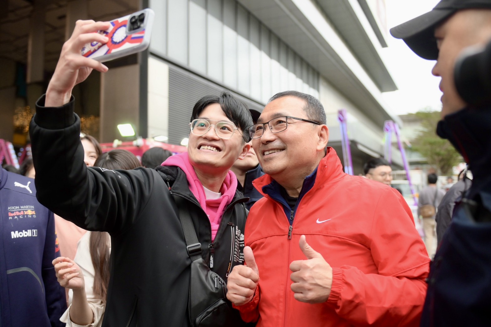 現場氣氛溫馨熱絡，民眾開心與市長合影。