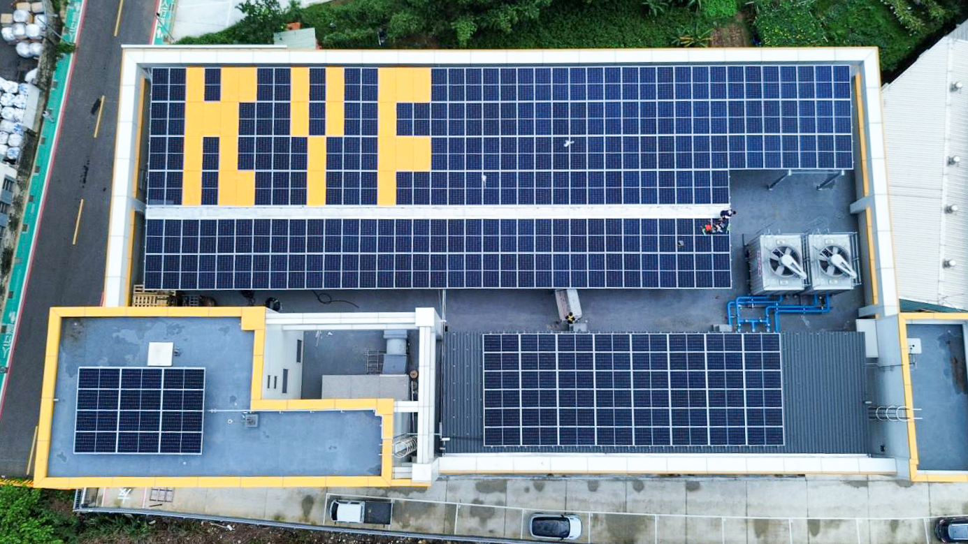 金元福透過建置太陽能板發電，朝2050年100%採用再生能源的目標邁進。