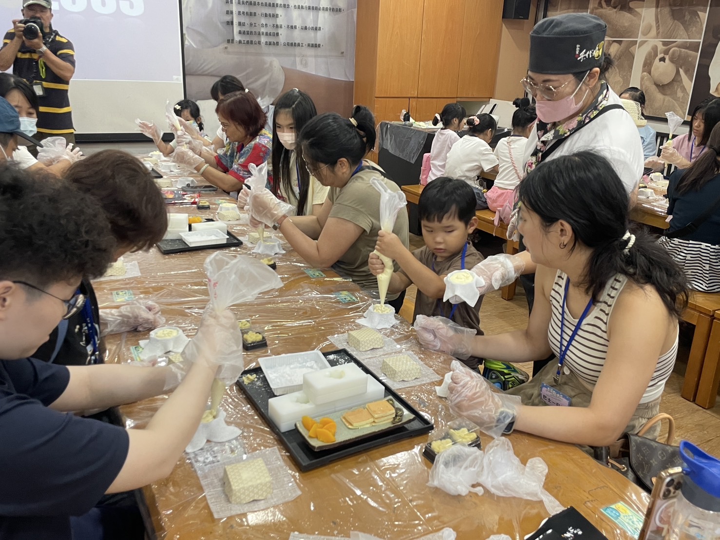 手信坊創意和菓子文化館以日式和風空間及細緻的和菓子工藝著名，常於節慶前推出期間限定禮盒，是許多人送禮與體驗手作的首選。