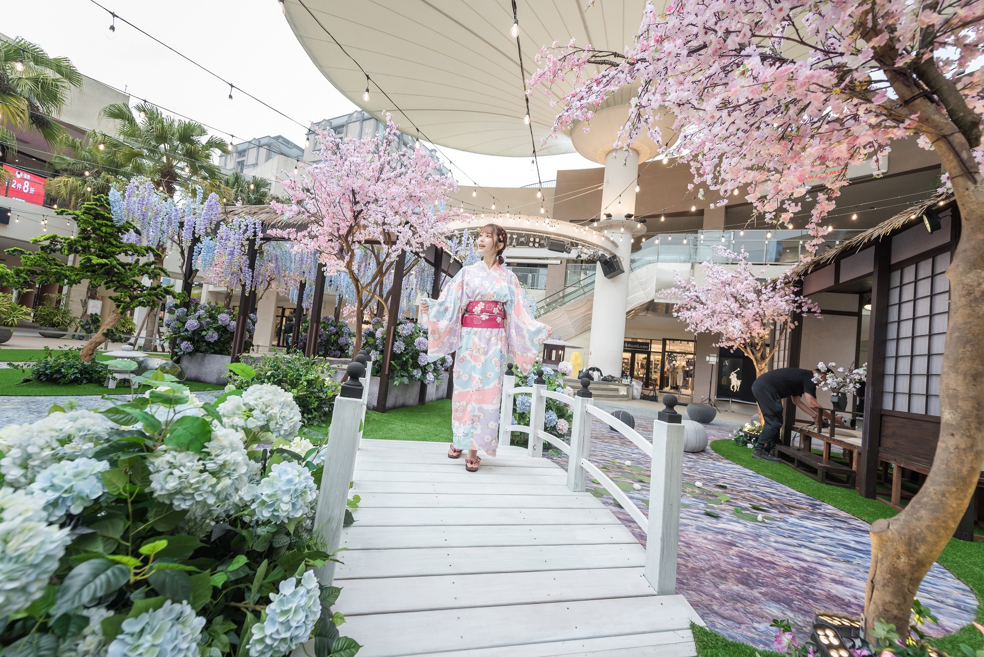 「林口三井Outlet」5月26日前於中央廣場設有「花舞春遊趣」日式庭園造景。
