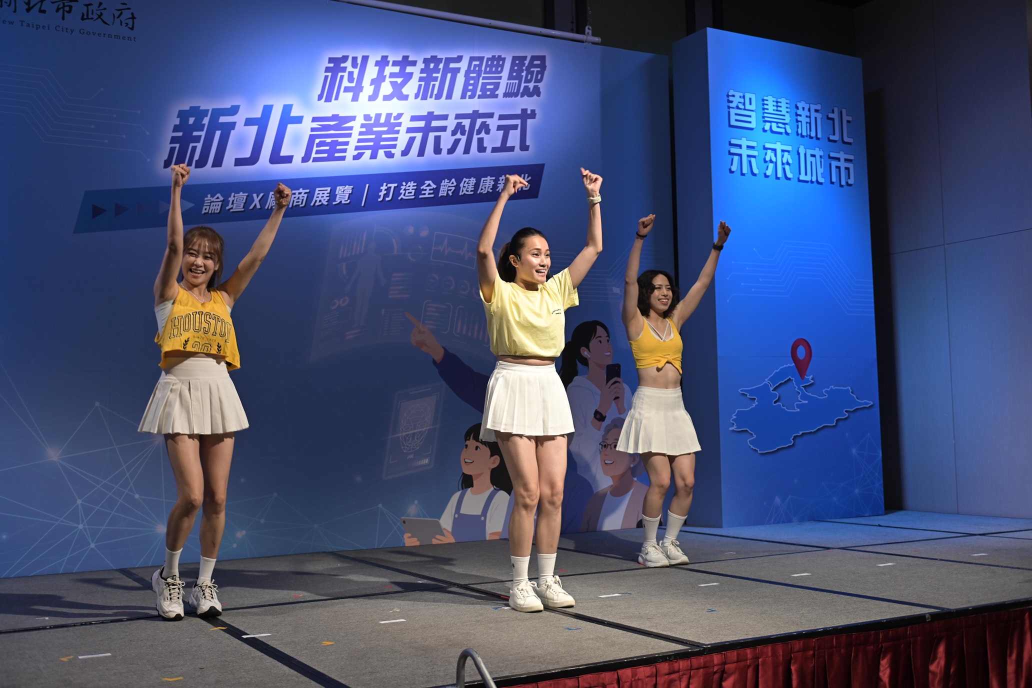 貝思沛拉棒球學校教練帶領市民暖身開場，以活力運動揭開活動序幕，展現科技融入運動與健康生活的全齡健康精神。