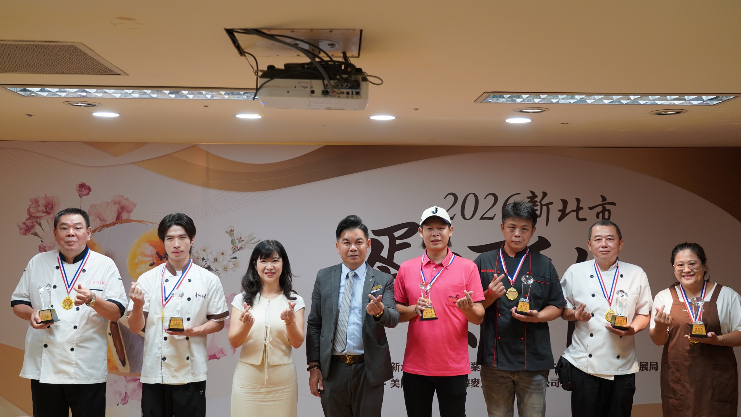經發局長盛筱蓉與新北市糕餅公會理事長及創意組獲獎業者合影,祝賀獲獎。