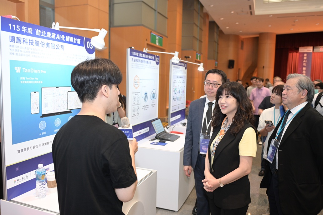 盛局長現場巡覽精選供應商攤位，實地聆聽各家AI技術的應用場景與落地能量，與企業代表及供應商互動熱絡，親身感受新北AI生態圈的蓬勃動能。