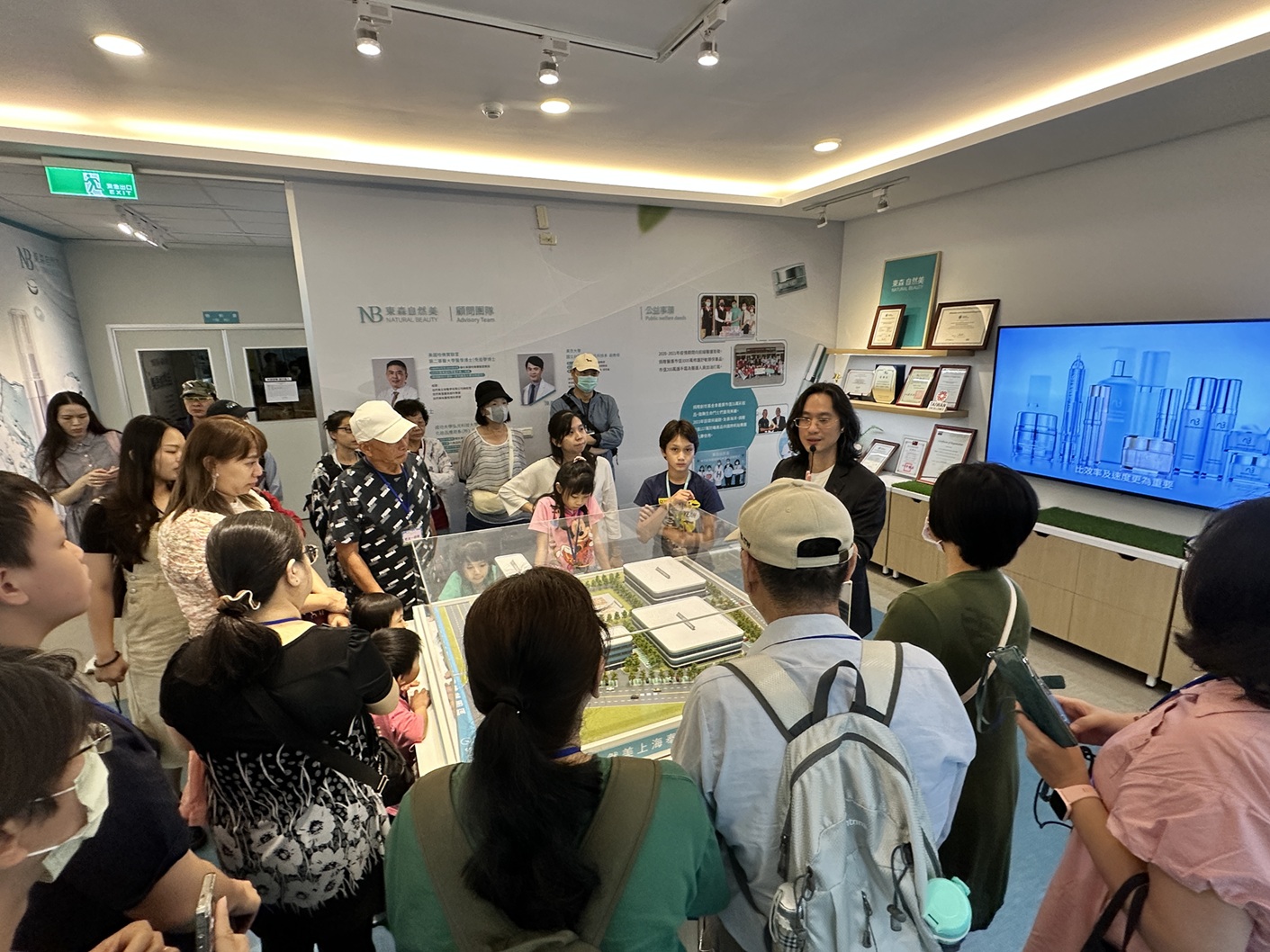 新北市自98年起積極輔導傳統產業轉型為觀光工廠與產業文化館,透過結合教育體驗與休閒觀光,讓民眾在遊樂中認識新北產業故事。