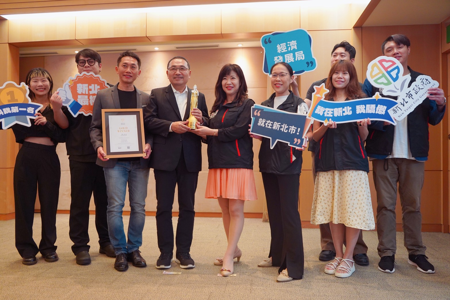 今(22)日由經發局長盛筱蓉(左5)代表於市政會議獻獎,將此份榮耀獻給市府團隊與全體市民