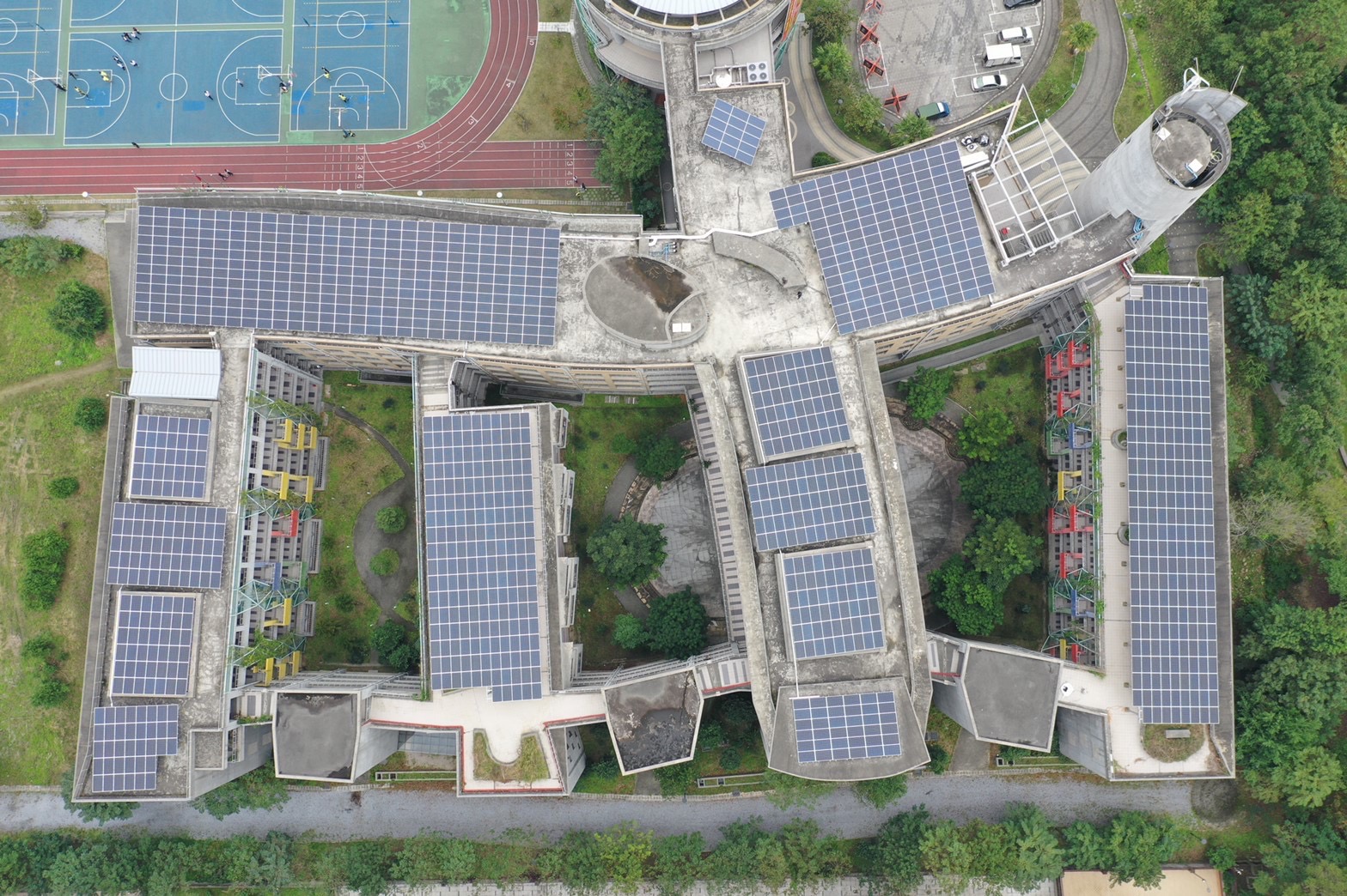 新北市持續以推動再生能源轉型，新北市立北大高級中學設置太陽光電發電系統。