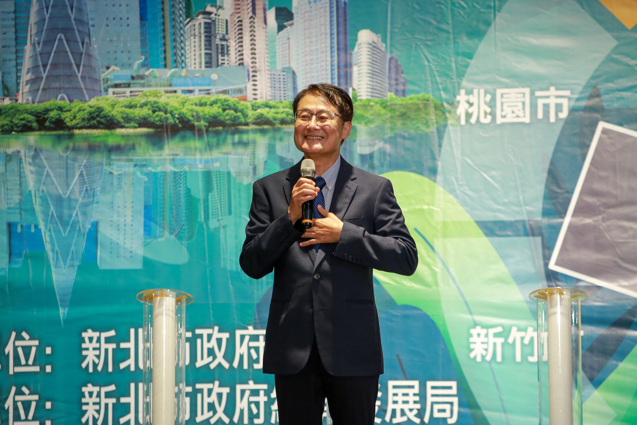 新北市副市長陳純敬表示，面對全球快速變動的淨零發展，市府需結合更多的產官學研團體共同倡議，強化淨零認同與價值觀