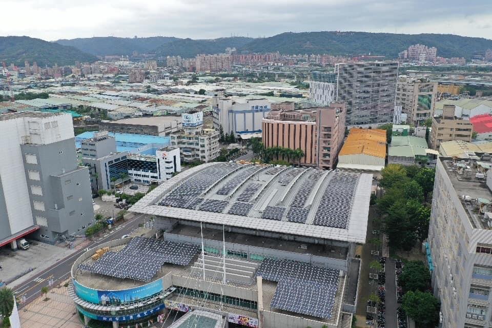 新北市工商展覽中心屋頂設置太陽光電板，除長達20年穩定售電收入，還具有隔熱降溫效果。