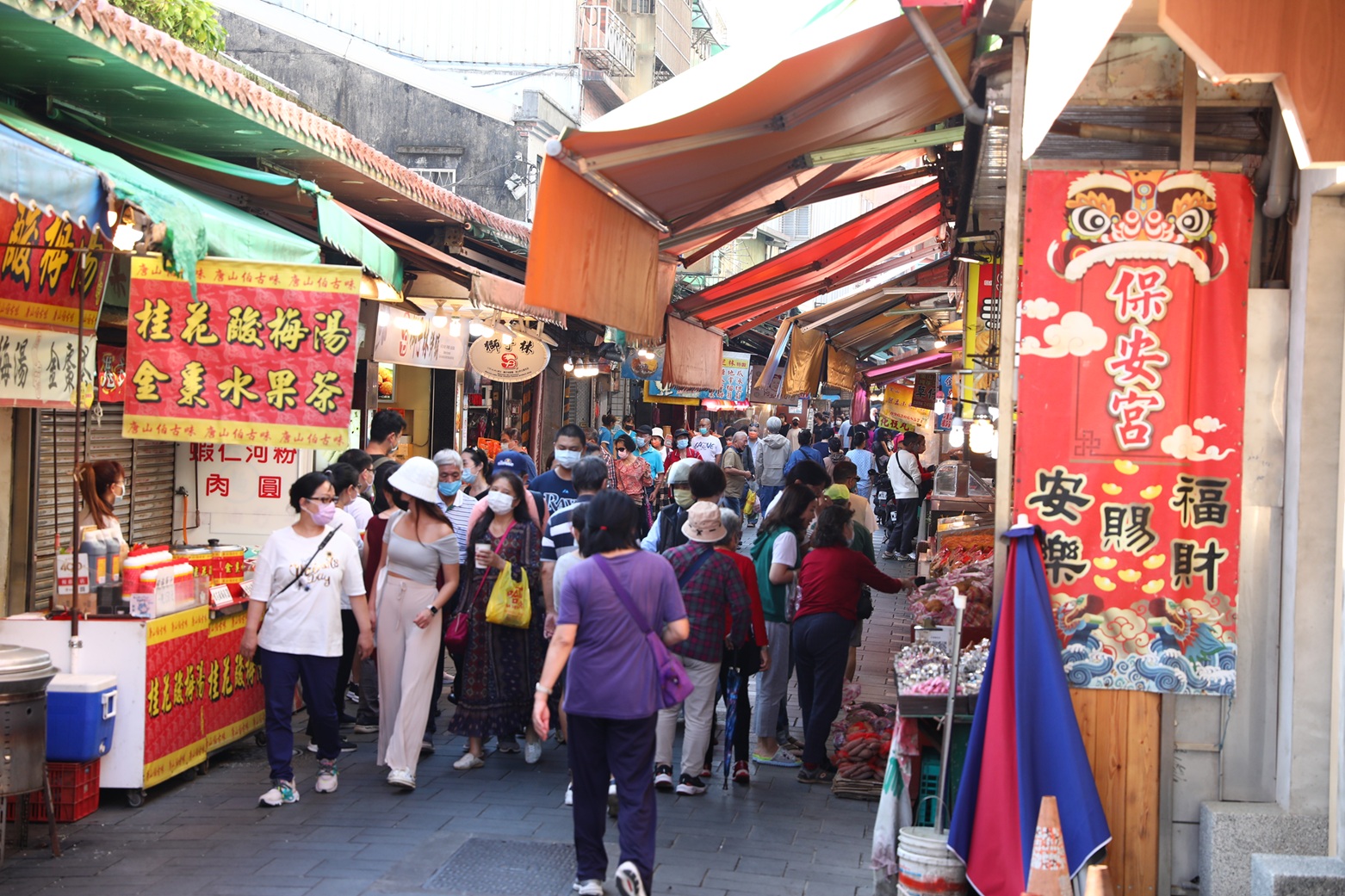 「新北商圈券」活動共聯合19個商圈共同推出，自115年1月1日起到各商圈，就可以用100元兌換200元商圈券，每人限換2組，可於新北市19個商圈會員店家使用