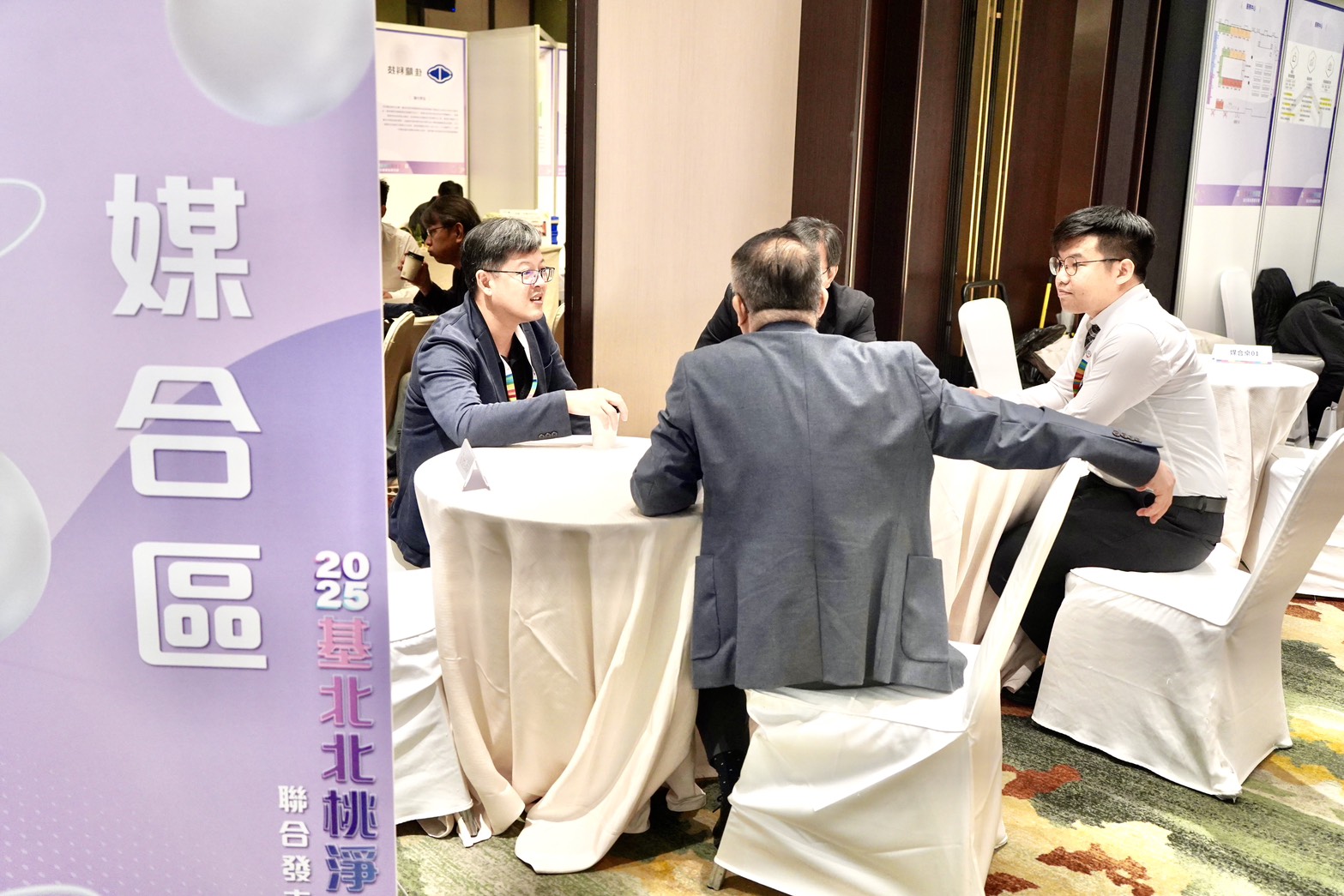 現場同步舉辦「節能媒合會」與「基北北桃聯合碳健檢專區」,媒合會集結創能、儲能、節能及智能等近30家優質廠商,提供企業一站式技術交流與媒合平台