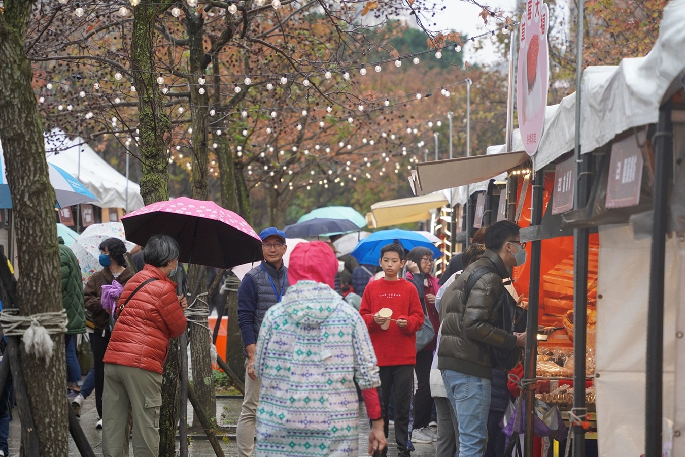 新北年貨市集包含新北嚴選、商圈店家、觀光工廠等業者,推出多款應景年節商品,包括適合作為伴手禮的馬年米餅禮盒及平安吉祥貝果禮盒、應景的手工布製紅包袋、過年必備烏魚子等