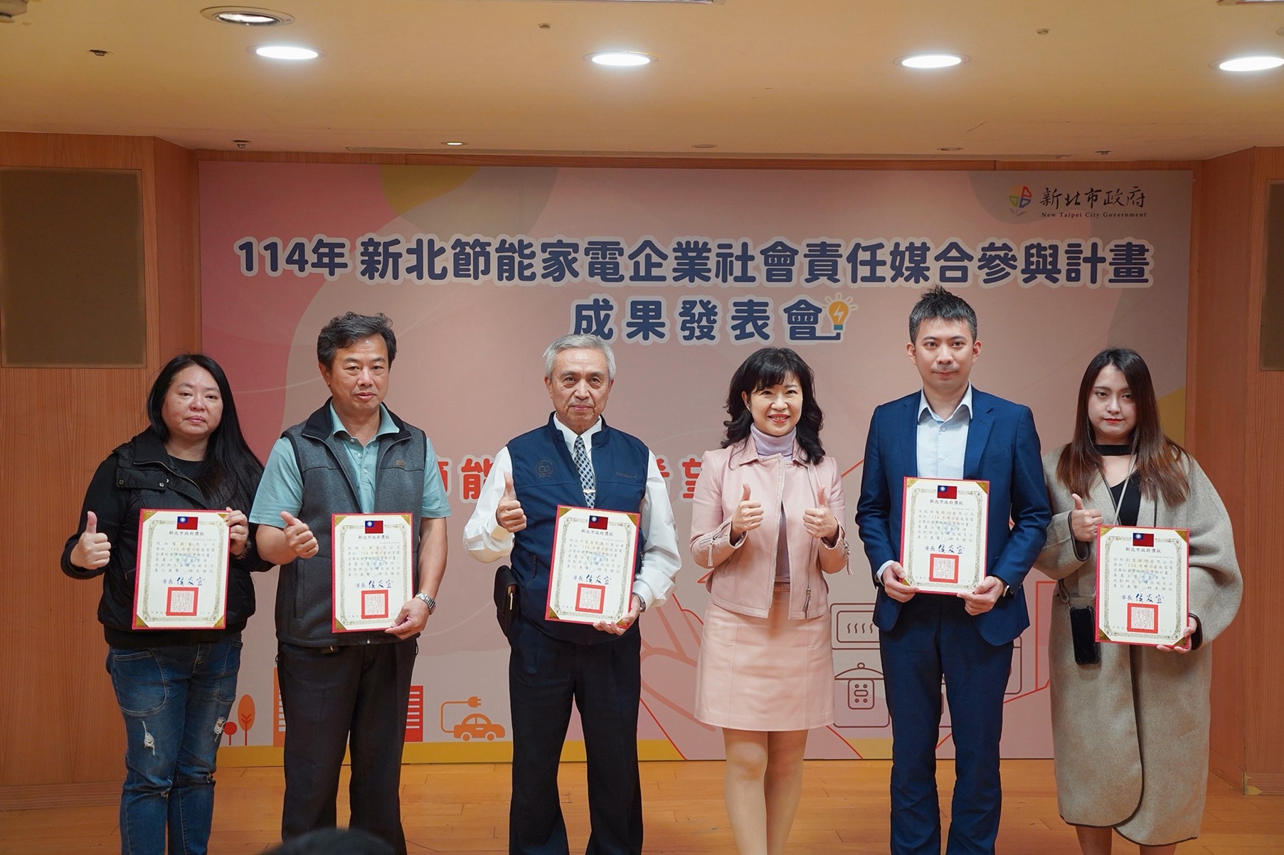 盛局長(右3)頒發感謝狀予企業代表