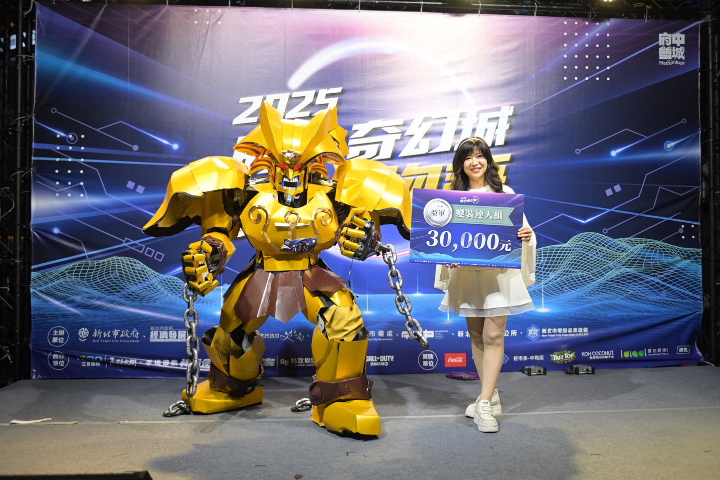 亞軍來自蛟龍翻身，扮演成遊戲王裡的黑暗大法師