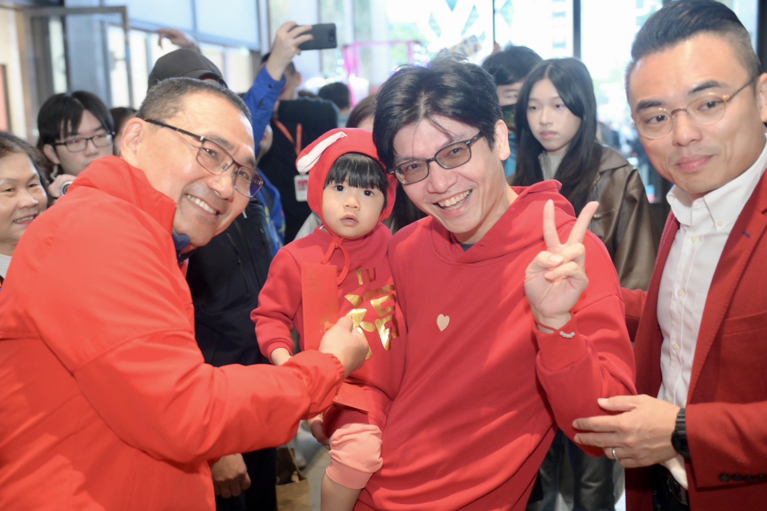 現場民眾表示，能在春節期間領到市長親自發送的福袋感到相當開心，為新的一年增添喜氣與好彩頭。