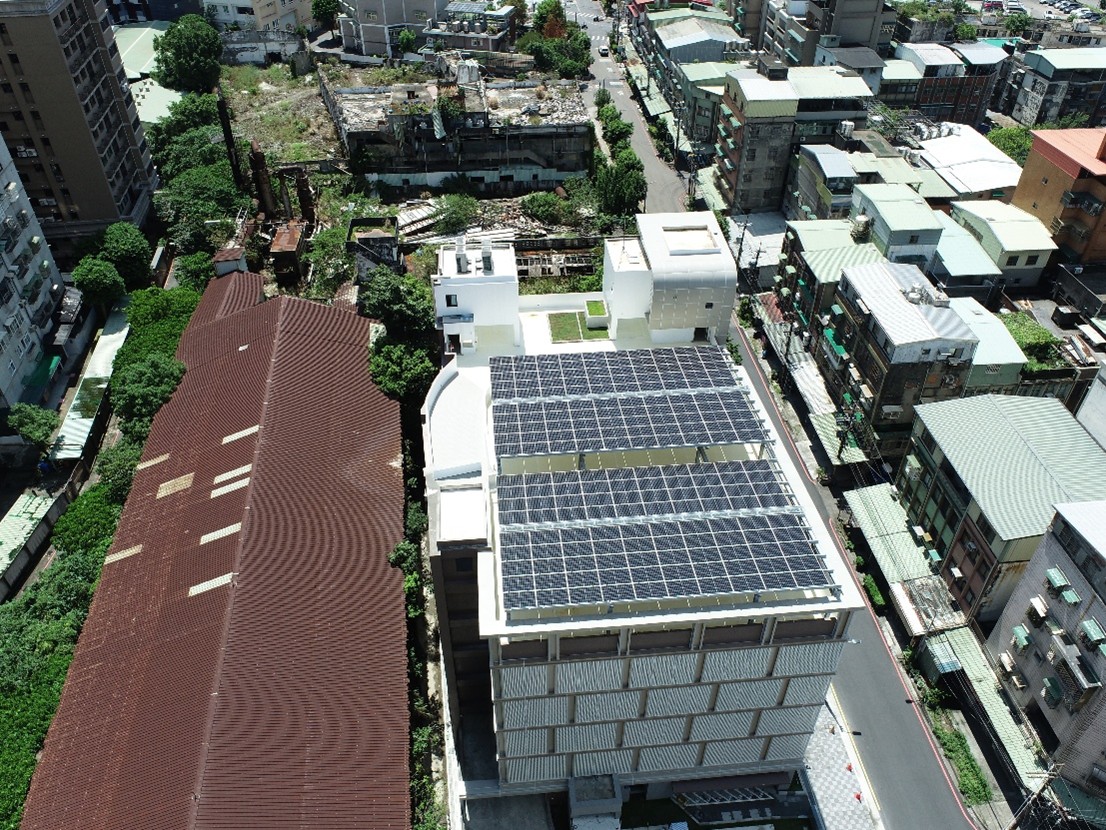 鴻海精密工業於綠循環大樓設置太陽能發電系統，結合儲能與充電樁打造智慧微電網，提供穩定綠色能源。