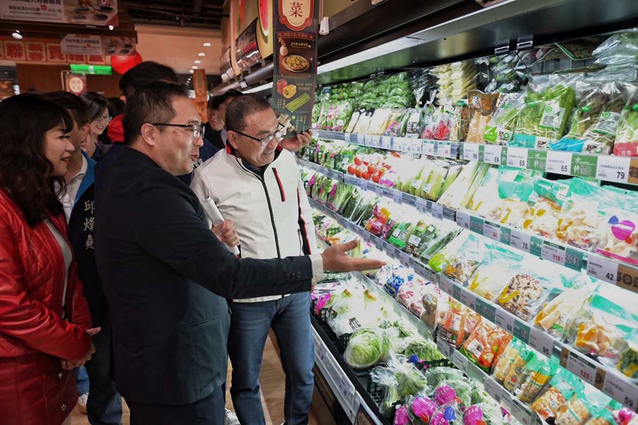 圖4-因應春節將至，侯友宜市長到全聯福利中心，視察民生物資整備情形，並辦理衛生、消防等項目的聯合稽查。