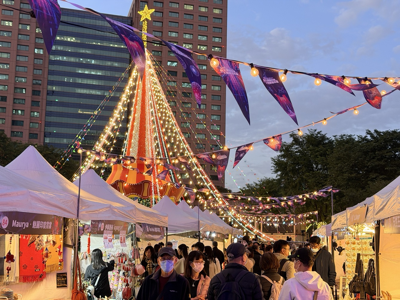 今年市集活動好康獎不完，包含活動期間於耶誕市集攤位累積消費滿1000元，可至服務台兌換100元現金抵用券，3天共限量500份