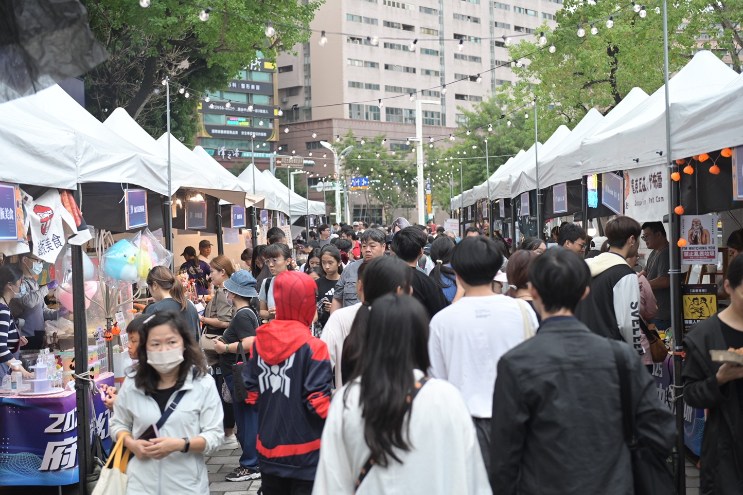 搞怪市集集結超過30攤新北特色美食、生活文創與伴手禮攤商，以及10家電競主題攤位，讓市民在吃喝玩樂中感受新北創意與活力