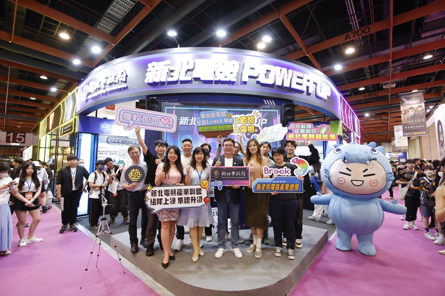 新北市政府經發局重磅推出「新北電競 POWER UP」形象館，現場結合企業互動體驗與校園創意展演，更有「集章換好禮」、「限量BUFF禮包」等活動，保證讓你逛到不想回家！