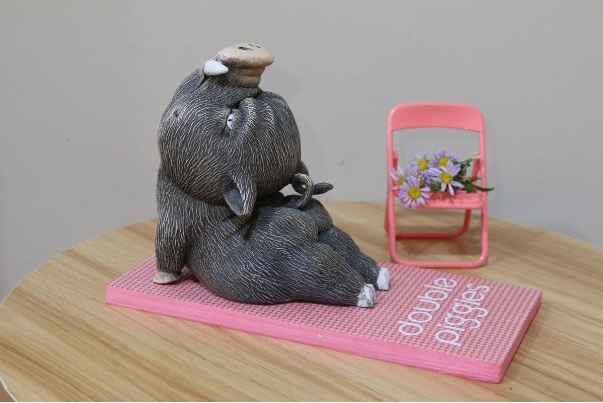 「山林好朋友－向上山豬」公仔融合魯凱文化與再生材質，展現環保共好精神。