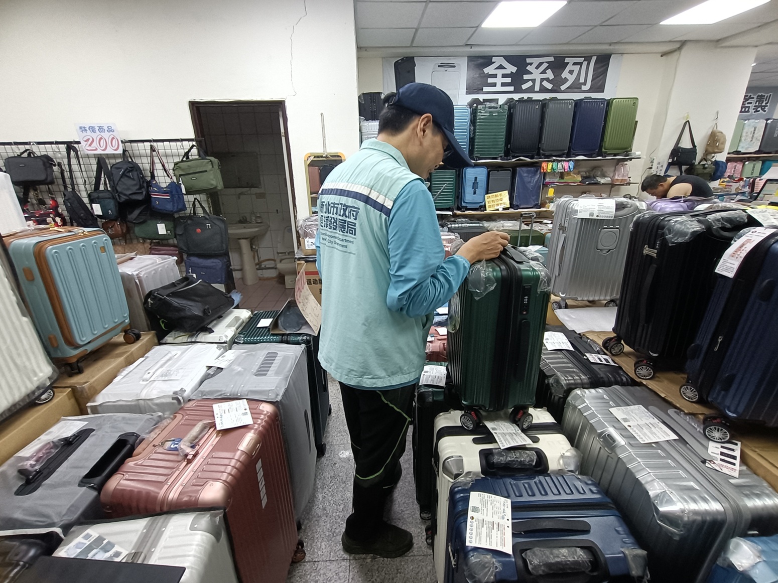 新北市經發局針對轄內商家辦理旅遊商品專案抽查，替市民朋友把關。