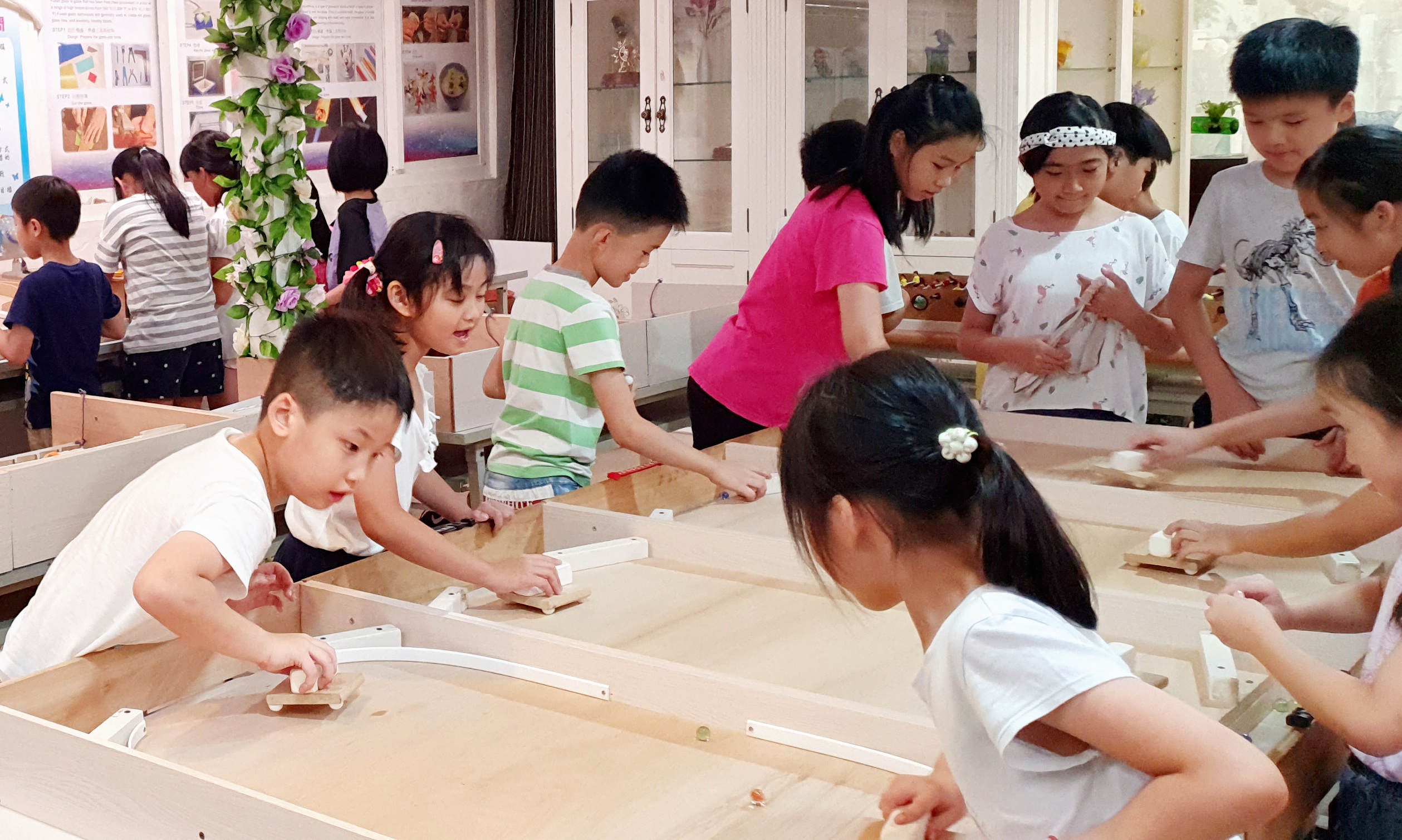 台灣第一家琉璃主題觀光工廠的琉傳天下琉星花園，推出「琉璃探索趣」限定活動，報名參加浪漫樹形燈DIY體驗即可享9折優惠。