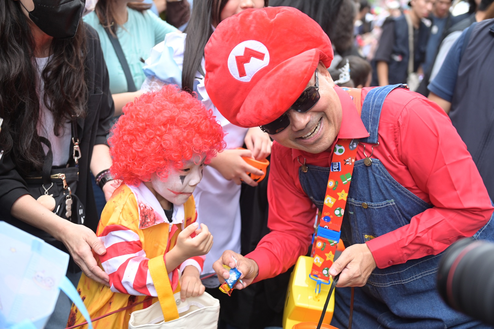 新北市長侯友宜化身為瑪利歐，帶領大小朋友一同登入電玩奇幻世界，展開萬聖節限定冒險