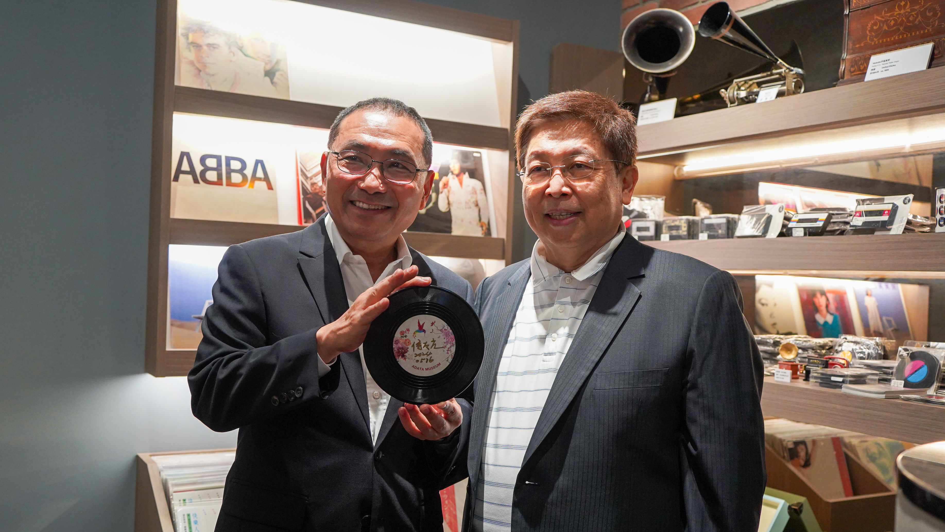 陳董事長精心收藏上百萬張黑膠唱片，在臺北內湖總部誕生了亞洲最大黑膠唱片博物館。