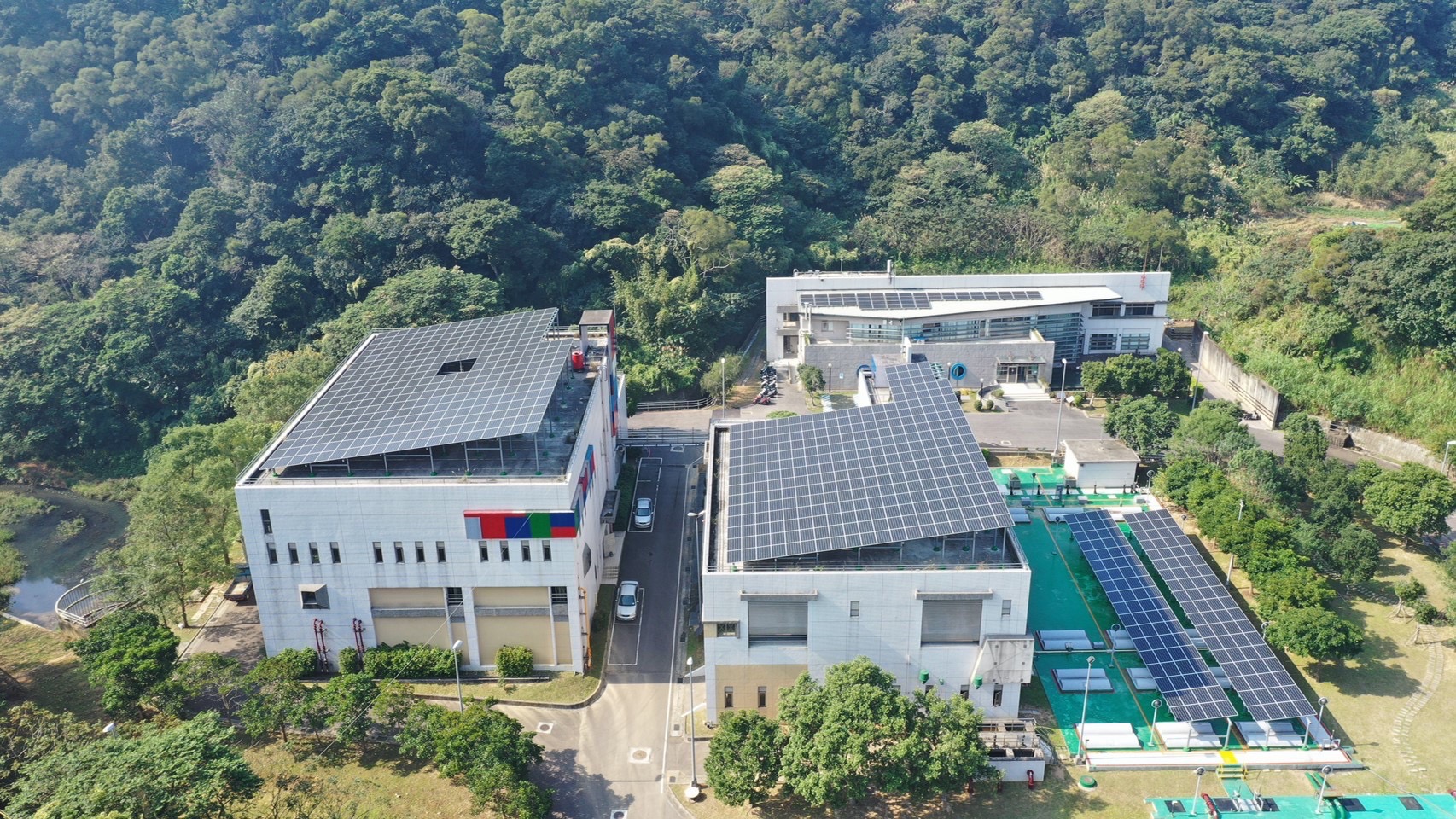 林口水資源回收中心屋頂設置太陽光電板，除長達20年穩定售電收入，還具有隔熱降溫效果。
