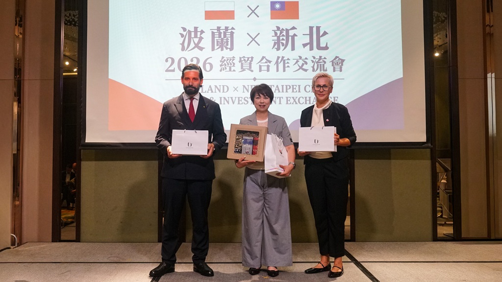 副秘書長龔雅雯與波蘭代表相互贈禮,象徵雙方深化交流、攜手拓展合作情誼。