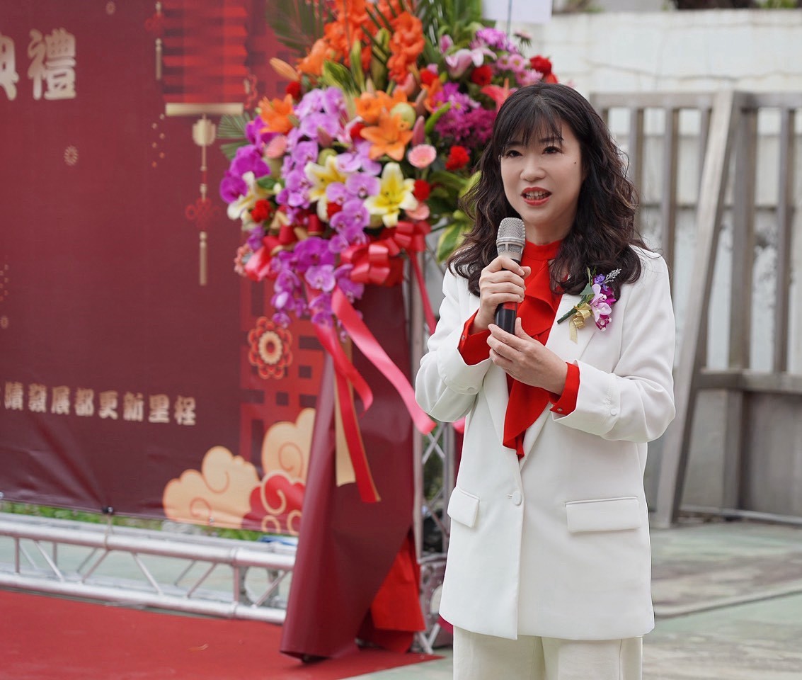 新北市府經發局局長盛筱蓉致詞祝賀,感謝全美綠能董事長李進勝投資新北,為新北創造經濟繁榮發展