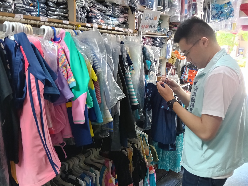 本次專案總計抽查448件泳具商品，其中167件標示不合格，已要求立即下架並限期改善