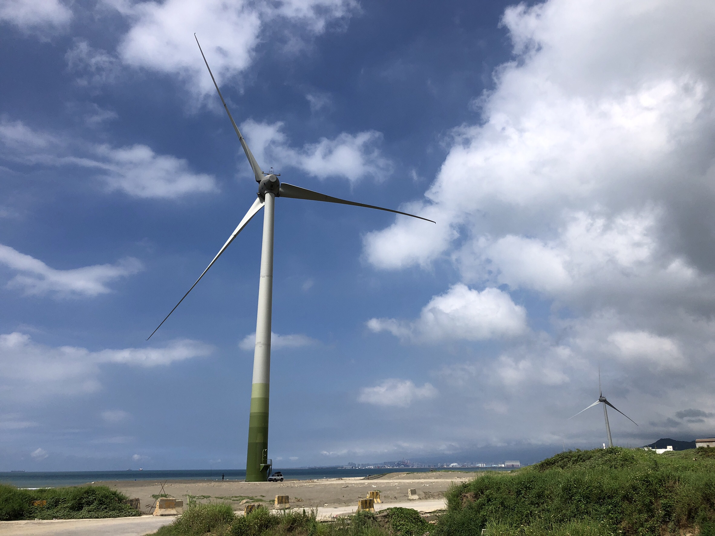新北市積極發展綠能，轄內共有9支風力發電機組，分布在林口區以及石門區，總設置量達13.34MW(百萬瓦)