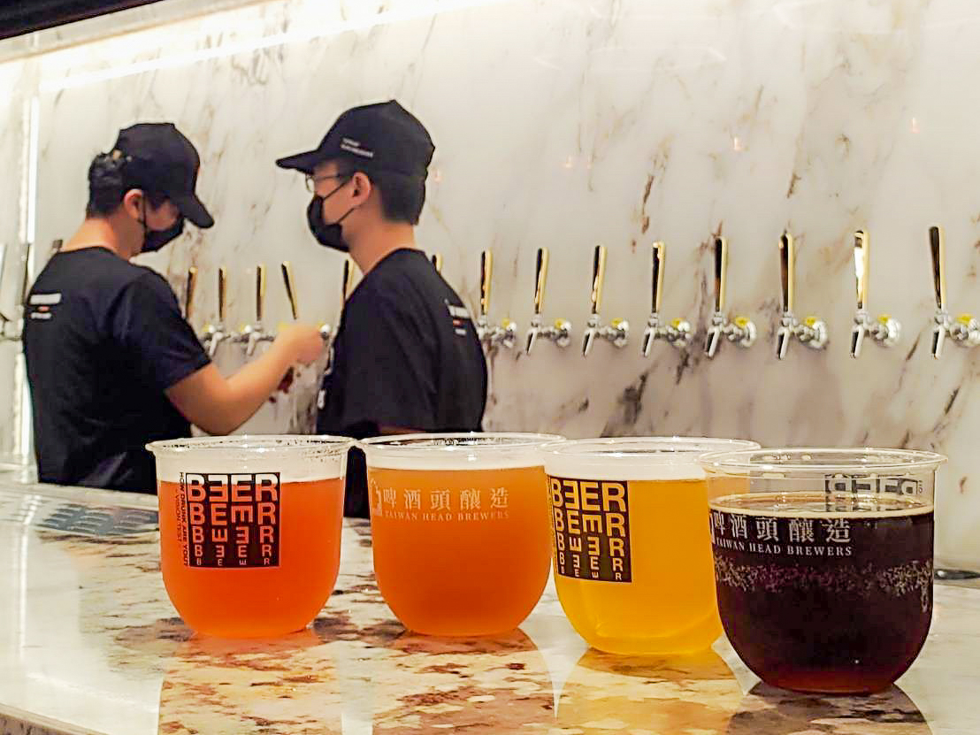 啤酒頭釀造觀光酒廠離先嗇宮捷運站走路大概10分鐘就可以抵達，消費者可直接搭乘捷運來品嚐體驗精釀啤酒的魅力。
