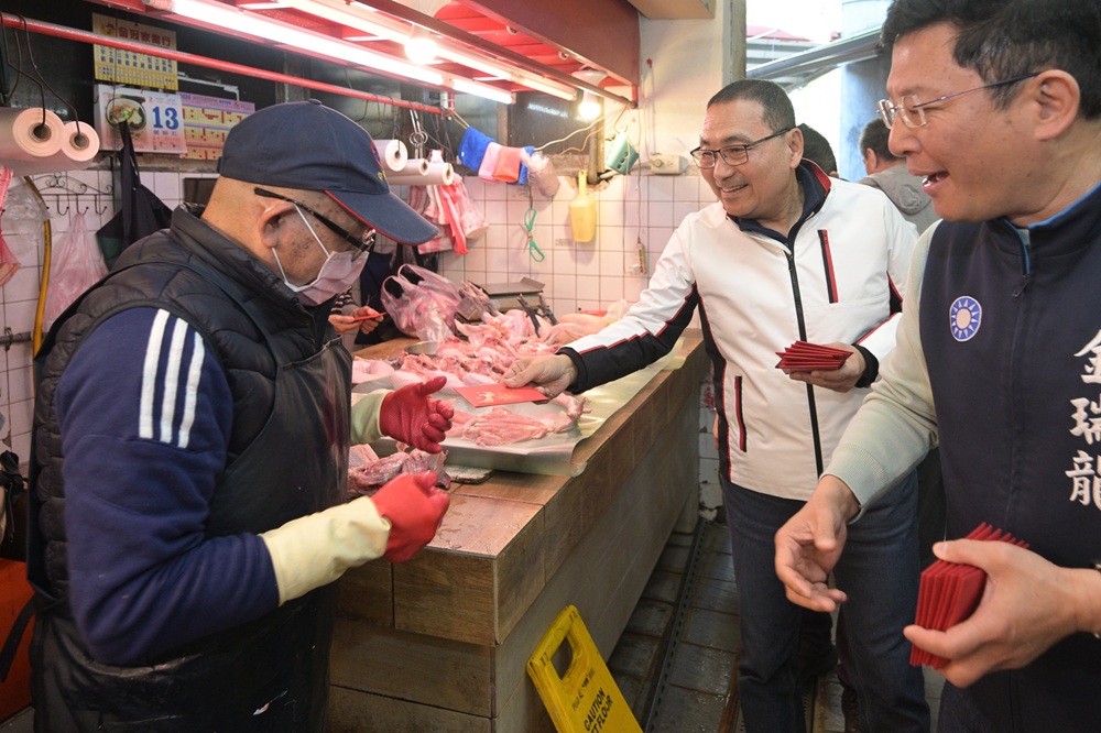 圖3-侯友宜市長今(13)日到中和枋寮市場發送新年福袋。