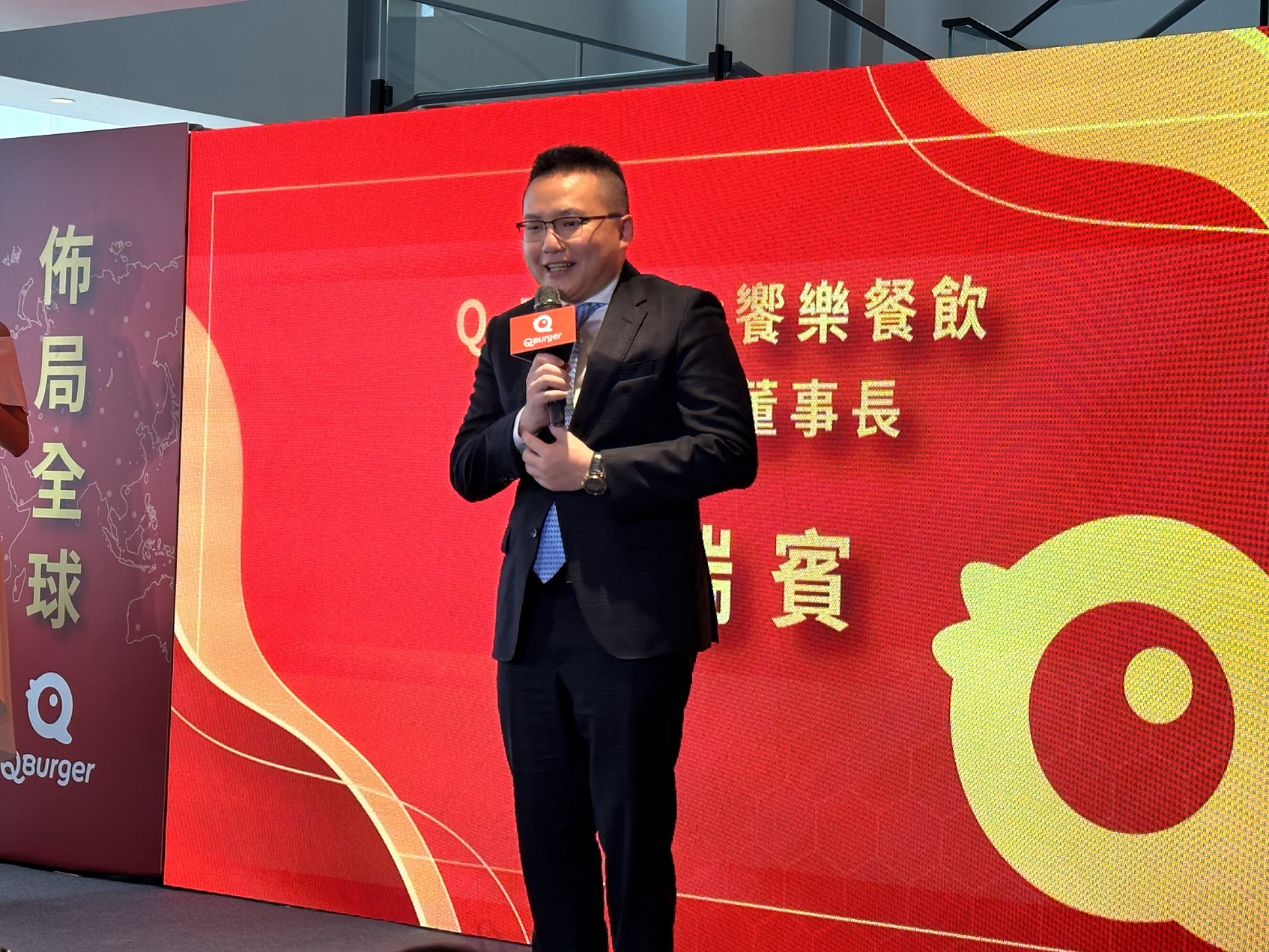 饗樂餐飲(Q Burger)董事長鄭瑞賓表示，為了提升市場競爭力以及倉儲管理，在三重打造台灣營運總部，作為未來企業研發產品、人才培育、業務行銷推動、以及物流中心之主要據點