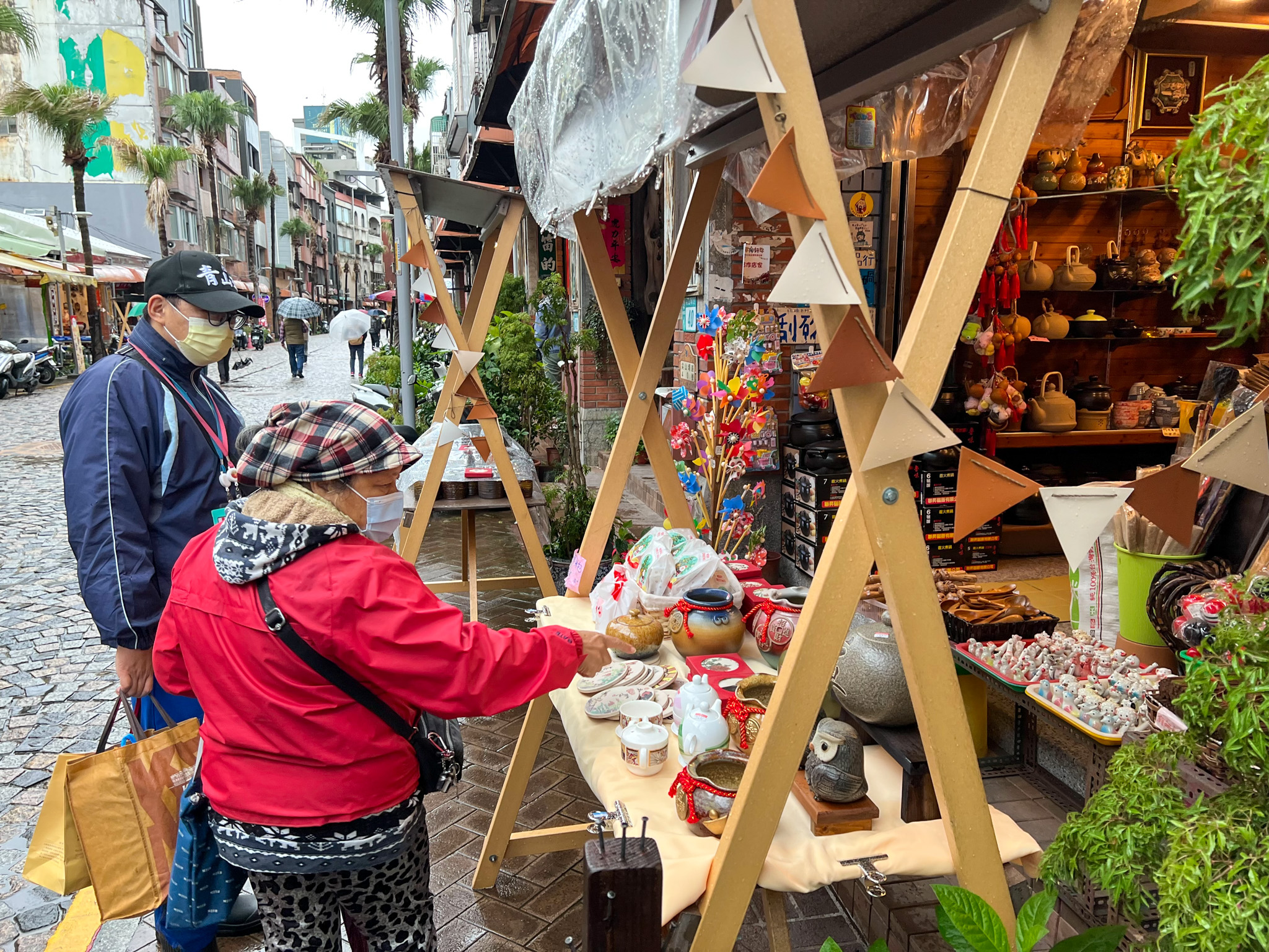 今年鶯歌嘉年華首度在老街上舉辦「陶好市集」，還有爵士樂團、陶笛演奏等精彩街頭展演。
